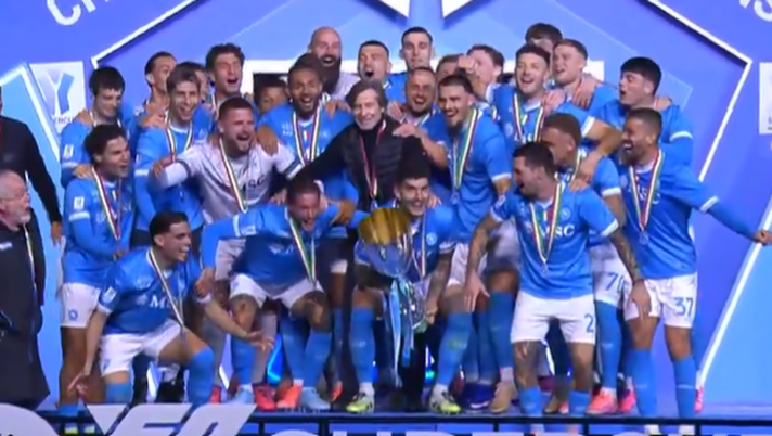 Di Lorenzo alza la Supercoppa, il momento della premiazione degli azzurri VIDEO - immagine 1