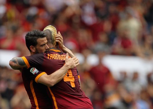 ROME, ITALY - MAY 08: Radja Nainggolan (R) with his teammate Alessandro Florenzi of AS Roma celebrates after scoring the opening goal during the Serie A match between AS Roma and AC Chievo Verona at Stadio Olimpico on May 8, 2016 in Rome, Italy. (Photo by Paolo Bruno/Getty Images) Florenzi racconta: “Le minacce di De Rossi… il più folle? Nainggolan”- immagine 2