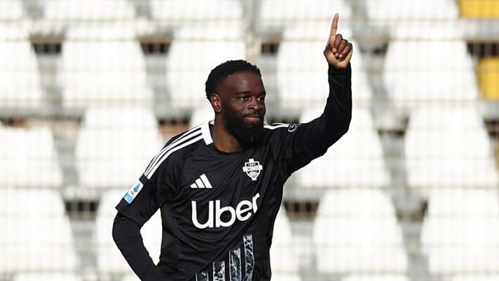 COMO, ITALY - MARCH 08: Jonathan Ikone of Como 1907 celebrates after scoring his team's first goal during the Serie A match between Como and Venezia at Stadio G. Sinigaglia on March 08, 2025 in Como, Italy. (Photo by Francesco Scaccianoce/Getty Images) Occhio a Ikoné, primo gol segnato con il Como: come può cambiare il suo status al fanta - immagine 1