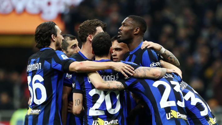 MILAN, ITALY - FEBRUARY 04: The players of FC Internazionale celebrate as Federico Gatti of Juventus (not pictured) scores an own-goal during the Serie A TIM match between FC Internazionale and Juventus - Serie A TIM at Stadio Giuseppe Meazza on February 04, 2024 in Milan, Italy. (Photo by Marco Luzzani/Getty Images) Il derby d’Italia è nerazzurro: un autogol di Gatti spedisce l’Inter a +4 - immagine 1