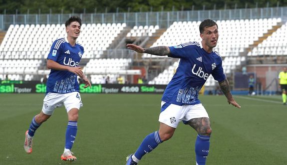 Il Como batte il Cagliari in rimonta: sesta vittoria di fila per Fabregas- immagine 2