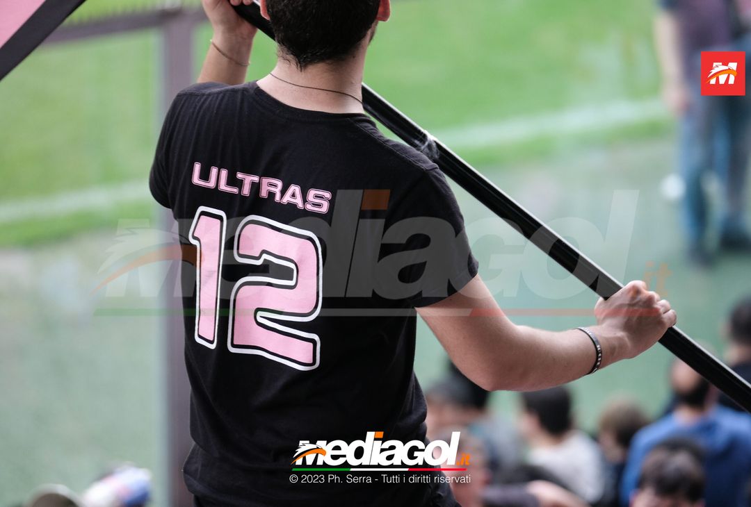 FOTO PALERMO, verso il Cagliari: la carica dei tifosi al “Barbera” (GALLERY) - immagine 28