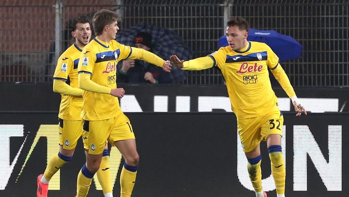 COMO, ITALY - JANUARY 25: Mateo Retegui of Atalanta BC celebrates with his team-mate Charles De Ketelaere after scoring their team's first goal during the Serie A match between Como 1907 and Atalanta BC at Stadio G. Sinigaglia on January 25, 2025 in Como, Italy. (Photo by Marco Luzzani/Getty Images) Atalanta, in attacco un assenza pesante. Ma Gasperini ha tante risorse - immagine 1