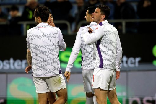 CAGLIARI, ITALY - APRIL 23: The players of Fiorentina greet the crowd at the end of the match during the Serie A match between Cagliari and Fiorentina at Sardegna Arena on April 23, 2025 in Cagliari, Italy. (Photo by Enrico Locci/Getty Images) Poesio: “Non c’è Kean? La Fiorentina vince con la forza del gruppo”- immagine 2