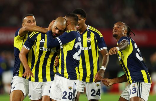 Sofyan Amrabat segna nella partita di andata del terzo turno preliminare di UEFA Champions League tra Feyenoord e Fenerbahce, 6 agosto 2025 a Rotterdam, Paesi Bassi. (Foto di Dean Mouhtaropoulos/Getty Images) Fenerbahce-Benfica, atto I: un film diretto da Wes Anderson- immagine 5