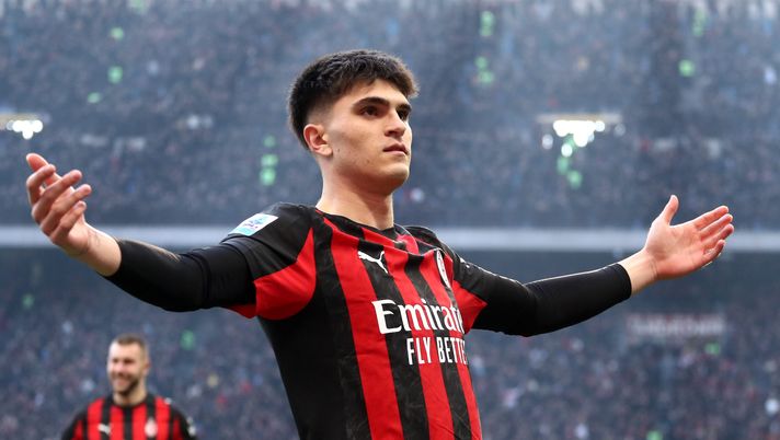 MILAN, ITALY - DECEMBER 14: Davide Bartesaghi of AC Milan celebrates scoring his team's second goal during the Serie A match between AC Milan and US Sassuolo Calcio at Giuseppe Meazza Stadium on December 14, 2025 in Milan, Italy. (Photo by Marco Luzzani/Getty Images) Serie A, Milan: primato in bilico, Bartesaghi raddrizza l’esito della partita - immagine 1