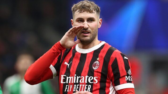 MILAN, ITALY - FEBRUARY 18: Santiago Gimenez of AC Milan gestures during the UEFA Champions League 2024/25 League Knockout Play-off second leg match between AC Milan and Feyenoord at San Siro Stadium on February 18, 2025 in Milan, Italy. (Photo by Marco Luzzani/Getty Images) Milan, da Maignan e Gimenez alla novità Walker: il punto dopo l’allenamento - immagine 1