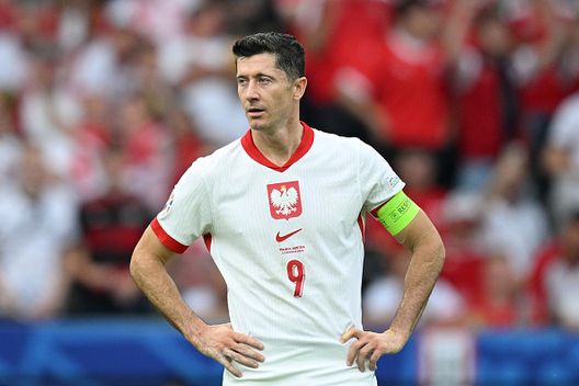 Robert Lewandowski ha annunciato di lasciare la Polonia dopo che Probierz gli aveva tolto la fascia da capitano. (Photo by Stuart Franklin - UEFA/UEFA via Getty Images) Polonia, il ct Michał Probierz lascia la panchina: “La scelta giusta per tutti”- immagine 3