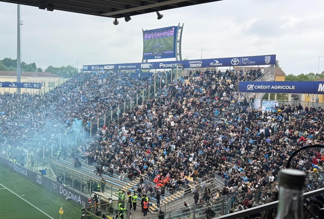 Che colpo d'occhio al Tardini: l'ondata azzurra di tifosi del Napoli riempie l'intero settore ospiti e conquista Parma!