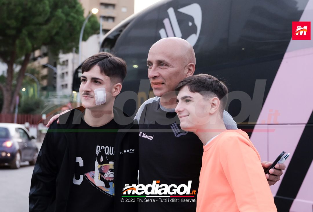 FOTO PALERMO: i giocatori rosanero scattano selfie con i tifosi (GALLERY) - immagine 10