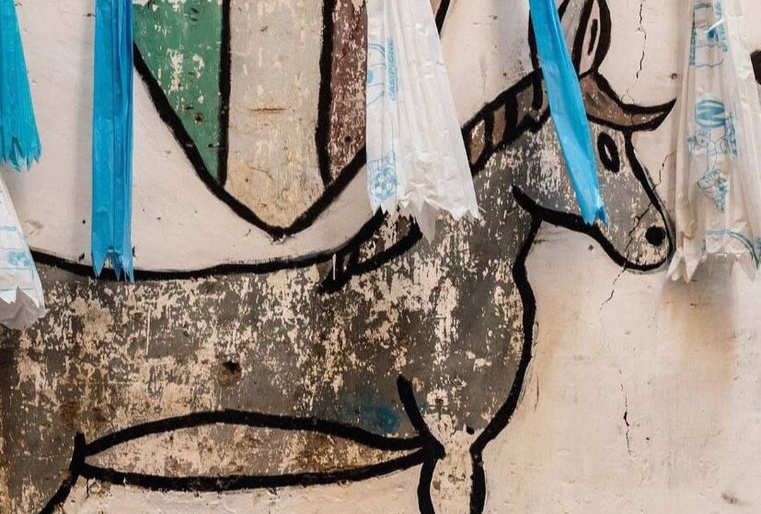 SII AUTENTICO Napoli, un luogo pieno di vicoli trafficati e stradine strette in cui si sente ancora lo spirito autentico della città. I Quartieri Spagnoli sono la perfetta miscela di quello spirito napoletano, con ogni angolo in grado di raccontare le tante vite di questa terra. Qui, tra mercatini, ristoranti e palazzi, potrai provare gli odori, i suoni e i gusti che rendono unica la nostra città. La vita nei quartieri spagnoli è un mix di eccitazione e tranquillità. L'emozione arriva dai turisti desiderosi di scoprire ogni parte della zona, mentre la tranquillità arriva dai residenti dei Quartieri Spagnoli, che restano distaccati dal ritmo di vita rapido che la società moderna ci impone.