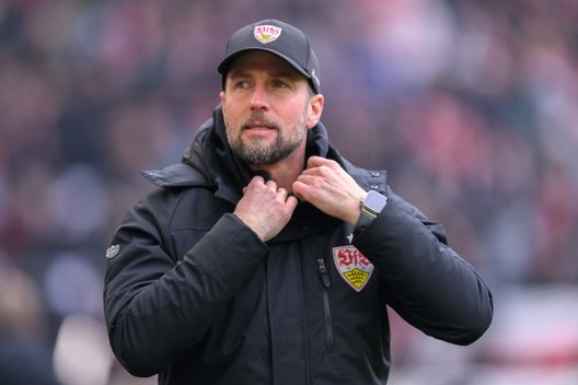 STOCCARDA, GERMANIA - 15 FEBBRAIO: Sebastian Hoeneß, allenatore dello VfB Stoccarda, prima del match di Bundesliga disputato contro il VfL Wolfsburg alla MHPArena il 15 febbraio 2025 a Stoccarda, Germania. (Foto di Christian Kaspar-Bartke/Getty Images) Stoccarda, Hoeneß: “Focus sul Bayern, dobbiamo tornare ad essere più concreti”- immagine 2