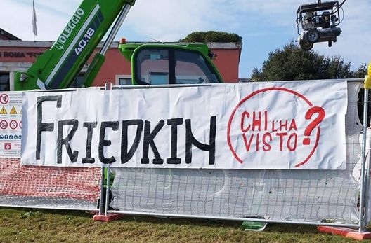 Roma-Bologna, nuovo striscione fuori dall’Olimpico: “Friedkin, chi l’ha visto?” Roma-Bologna, nuovo striscione fuori dall’Olimpico: “Friedkin, chi l’ha visto?” - immagine 1