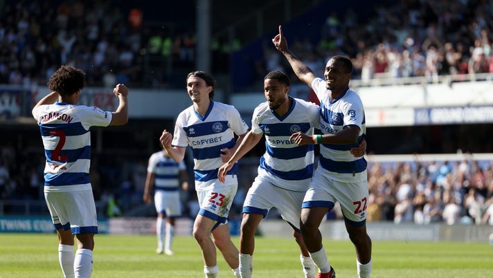 LONDON, ENGLAND - APRIL 25: Richard Kone of Queens Park Rangers celebrates scoring his team's second goal with teammates during the Sky Bet Championship match between Queens Park Rangers and Derby County at Loftus Road on April 25, 2026 in London, England. (Photo by Jasper Wax/Getty Images) Breve storia recente del QPR: da Briatore a Lamptey passando per… “Agueroooo” - immagine 1