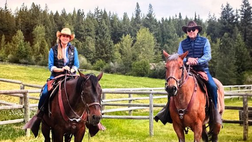 Ancelotti, relax in Montana con la moglie Mariann: ecco lo scatto in versione cowboy