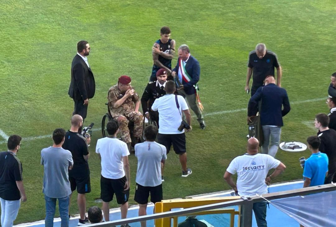 Riconoscimento a due colonnelli e maglietta regalata a conte: presenti anche Edo De Laurentiis e Di Lorenzo