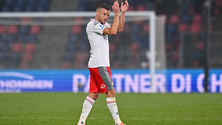 Jamie Vardy della Cremonese saluta i tifosi mentre esce dal campo dopo essere stato sostituito durante la partita di Serie A tra Bologna FC 1909 e US Cremonese allo stadio Renato Dall'Ara il 1 dicembre 2025 a Bologna Serie A, tredicesimo atto: Napoli corsara a Roma, colpaccio Cremonese - immagine 1