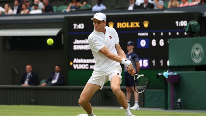 LONDON, ENGLAND - JULY 03: Jannik Sinner of Italy plays a backhand against Aleksandar Vukic of Australia during the Gentlemen's Singles second round match against on day four of The Championships Wimbledon 2025 at All England Lawn Tennis and Croquet Club on July 03, 2025 in London, England. (Photo by Ezra Shaw/Getty Images) Wimbledon, terzo turno: per Sinner c’è Martinez. Fra i precedenti c’è Roma - immagine 1