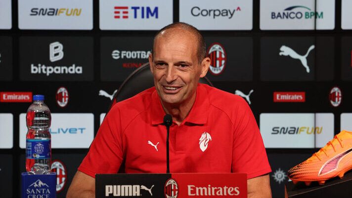 CAIRATE, ITALY - OCTOBER 04: Head coach AC Milan Massimiliano Allegri speaks with the media during press conference at Milanello on October 04, 2025 in Cairate, Italy. (Photo by Claudio Villa/AC Milan via Getty Images) Allegri: “La decisione su Nkunku e cosa filtra su Loftus! Leao, De Winter, Gimenez, Modric e Pavlovic…” - immagine 1