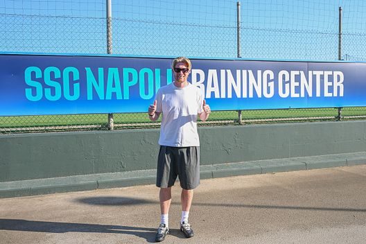Kevin De Bruyne dell'SSC Napoli partecipa ai primi test della stagione 2025/26 presso il centro sportivo del club il 15 luglio 2025 a Castel Volturno De Bruyne si presenta: “Napoli la scelta migliore per continuare ad alti livelli”- immagine 5