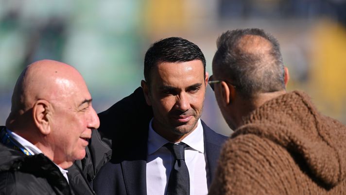 VERONA, ITALY - NOVEMBER 05: President of Hellas Verona Maurizio Setti, Raffaele Palladino head coach of AC Monza and Adriano Galliani of Monza during the Serie A TIM match between Hellas Verona FC and AC Monza at Stadio Marcantonio Bentegodi on November 05, 2023 in Verona, Italy. (Photo by Alessandro Sabattini/Getty Images) Galliani e Palladino