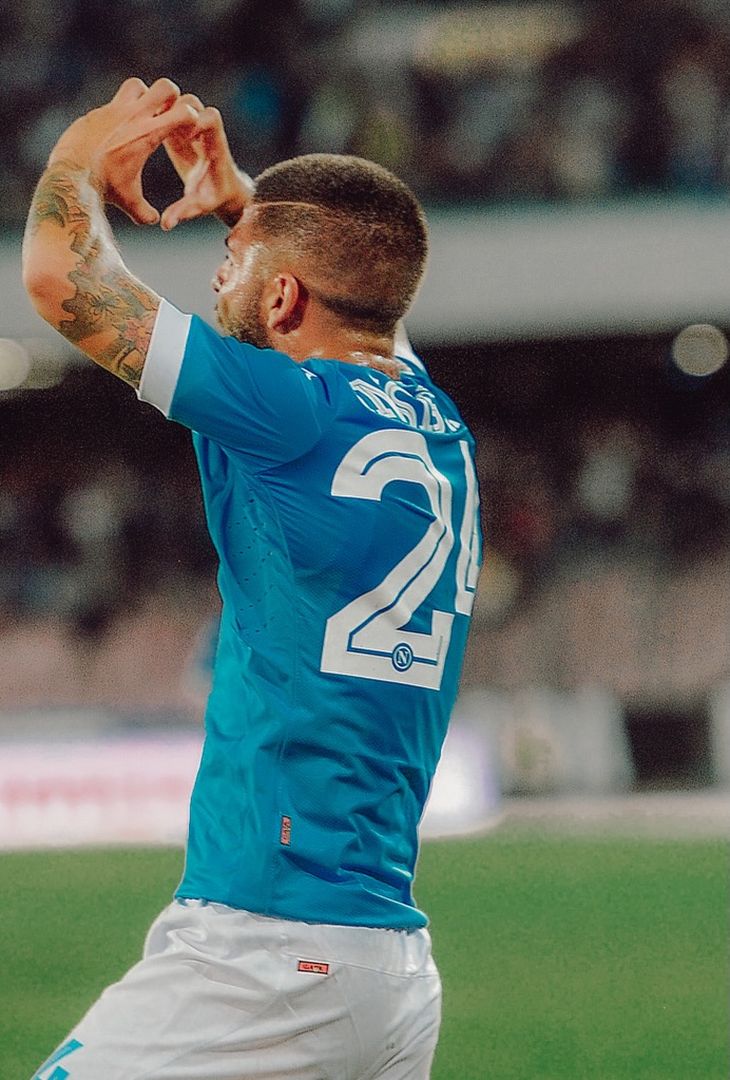 Poco più di 24 ore separano Napoli-Juventus dal suo fischio d'inizio. Valevole per la 14ª giornata di Serie A, la gara andrà in scena domani, domenica 7 dicembre, alle 20:45. Nel frattempo, per smorzare l'attesa, l'account Instagram della società partenopea ha pubblicato un post composto da sedici fotografie, una per ogni battaglia (fatta eccezione per la _'manita'_ del febbraio 2023) che ha avuto per protagoniste, sotto i riflettori dello Stadio Diego Armando Maradona (chiamato San Paolo fino al novembre 2020), la compagine azzurra e quella bianconera. Un viaggio che va a ritroso: dalla stagione 2024/25 allo scontro più recente, ovvero quello dell'annata 2010/11.