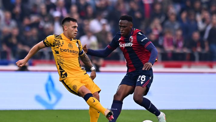 BOLOGNA, ITALY - APRIL 20: Lautaro Martinez of FC Internazionale passes the ball whilst under pressure from Jhon Lucumi of Bologna during the Serie A match between Bologna and FC Internazionale at Stadio Renato Dall'Ara on April 20, 2025 in Bologna, Italy. (Photo by Alessandro Sabattini/Getty Images) Supercoppa Italiana, Bologna-Inter: dove vedere la semifinale e le probabili formazioni - immagine 1