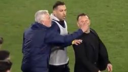 Galatasaray-Fenerbahçe Mourinho shock: prende per il naso Okan Buruk