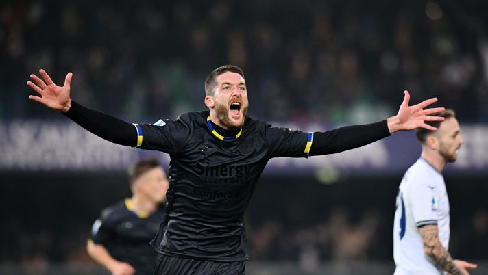 VERONA, ITALY - DECEMBER 09: Thomas Henry of Hellas Verona FC celebrates scoring their team's first goal during the Serie A TIM match between Hellas Verona FC and SS Lazio at Stadio Marcantonio Bentegodi on December 09, 2023 in Verona, Italy. (Photo by Alessandro Sabattini/Getty Images) Thomas Henry, Standard Liegi