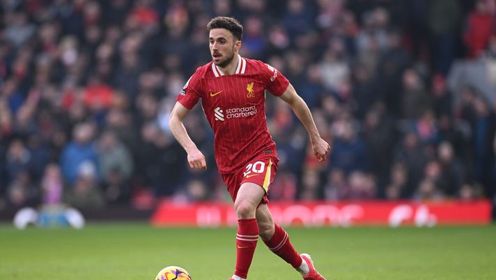 LIVERPOOL, ENGLAND - FEBRUARY 16: Diogo Jota of Liverpool in action during the Premier League match between Liverpool FC and Wolverhampton Wanderers FC at Anfield on February 16, 2025 in Liverpool, England. (Photo by Stu Forster/Getty Images) Diogo Jota e André Silva: i volti sulle maglie del loro primo club - immagine 1