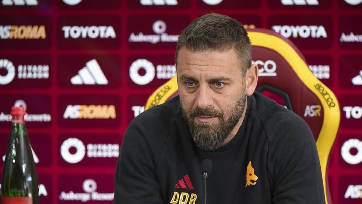 ROME, ITALY - APRIL 21: AS Roma coach Daniele De Rossi during press conference at Centro Sportivo Fulvio Bernardini on April 21, 2024 in Rome, Italy. (Photo by Luciano Rossi/AS Roma via Getty Images) Roma-Juventus, domani alle 10.30 la conferenza stampa di De Rossi - immagine 1