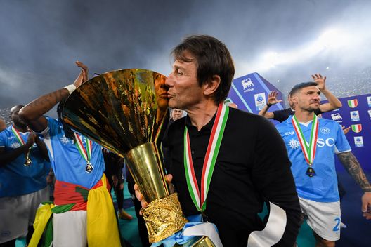Antonio Conte, allenatore del Napoli Campione d'Italia 2024-2025 (Foto di SSC NAPOLI/SSC NAPOLI via Getty Images) Scudetto Napoli, irruzione in sala stampa: Conte travolto dalla squadra- immagine 2
