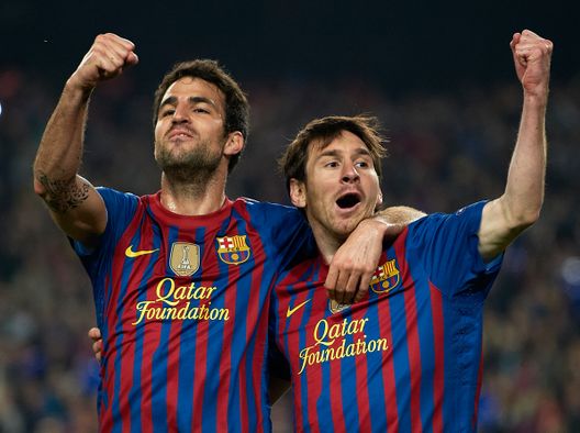 BARCELONA, SPAIN - APRIL 03: Lionel Messi (R) of Barcelona celebrates with team-mate Cesc Fabregas after scoring the opening goal during the UEFA Champions League quarter-final second leg match between FC Barcelona and AC Milan at the Camp Nou stadium on April 3, 2012 in Barcelona, Spain. (Photo by Manuel Queimadelos Alonso/Getty Images) Milan e Barcellona: l’essenza di una cultura sportiva immutabile- immagine 18