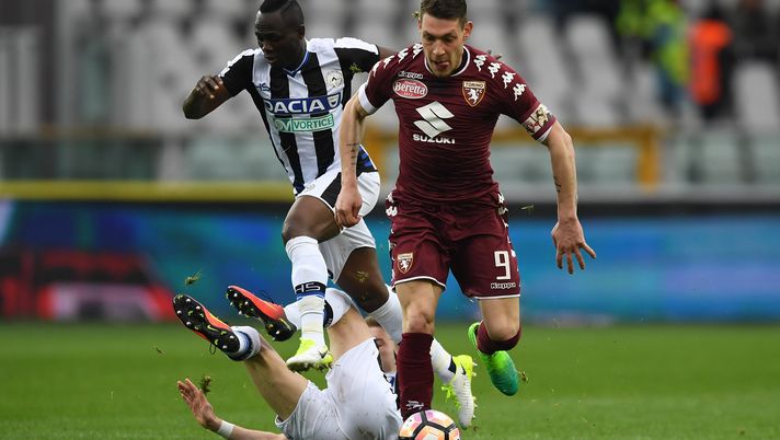 TURIN, ITALY - APRIL 02: Andrea Belotti (R) of FC Torino in action against Emmanuel Badu (R) and Jakub Jankto of Udinese Calcio during the Serie A match between FC Torino and Udinese Calcio at Stadio Olimpico di Torino on April 2, 2017 in Turin, Italy. (Photo by Valerio Pennicino/Getty Images) Torino-Udinese, tra polemiche e rimonte: i precedenti sorridono ai granata- immagine 2