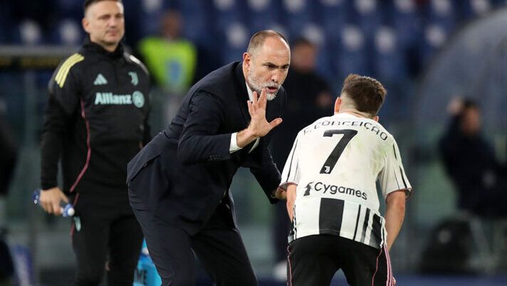 ROME, ITALY - OCTOBER 26: Igor Tudor, Head Coach of Juventus, gives instructions to Francisco Conceicao of Juventus during the Serie A match between SS Lazio and Juventus FC at Stadio Olimpico on October 26, 2025 in Rome, Italy. (Photo by Paolo Bruno/Getty Images) Gazzetta – Tudor e il rischio esonero, ecco la situazione all’interno della Juve e i possibili sostituti - immagine 1