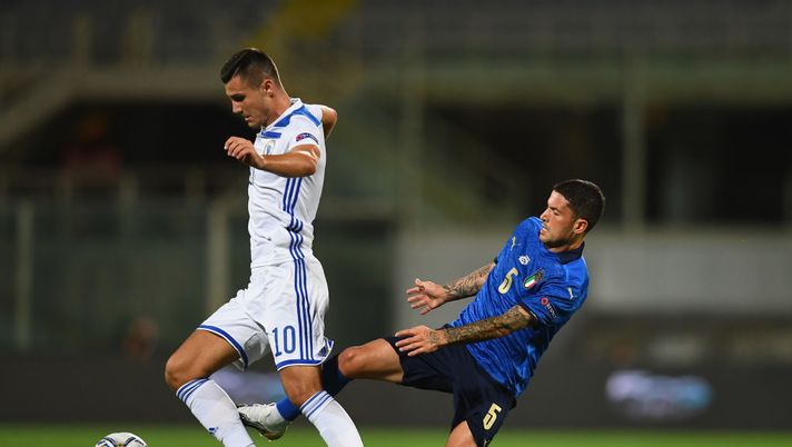 FLORENCE, ITALY - SEPTEMBER 04: Stefano Sensi of Italy competes for the ball with Amer Gojak of Bosnia and Herzegovina during the UEFA Nations League group stage match between Italy and Bosnia and Herzegovina at Artemio Franchi on September 4, 2020 in Florence, Italy. (Photo by Claudio Villa/Getty Images) Olanda-Bosnia, ad Amsterdam opportunità in vista per Gojak - immagine 1