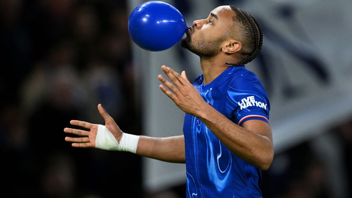 LONDON, ENGLAND - FEBRUARY 25: Christopher Nkunku of Chelsea celebrates scoring his team's first goal by blowing up a blue balloon during the Premier League match between Chelsea FC and Southampton FC at Stamford Bridge on February 25, 2025 in London, England. (Photo by Justin Setterfield/Getty Images) Nkunku Inter