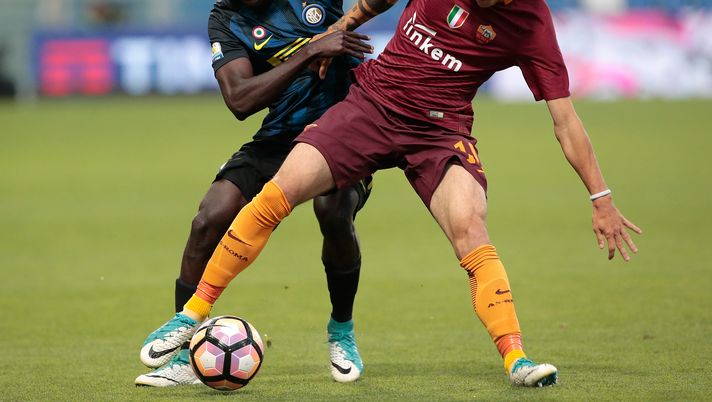 REGGIO NELL'EMILIA, ITALY - JUNE 08: Theophilus Awua of FC Internazionale Milano (L) competes for the ball with Mirko Antonucci of As Roma during the Primavera TIM Playoffs match between FC Internazionale and AS Roma on June 8, 2017 in Reggio nell'Emilia, Italy. (Photo by Emilio Andreoli - Inter/FC Internazionale via Getty Images) Calciomercato Palermo Antonucci