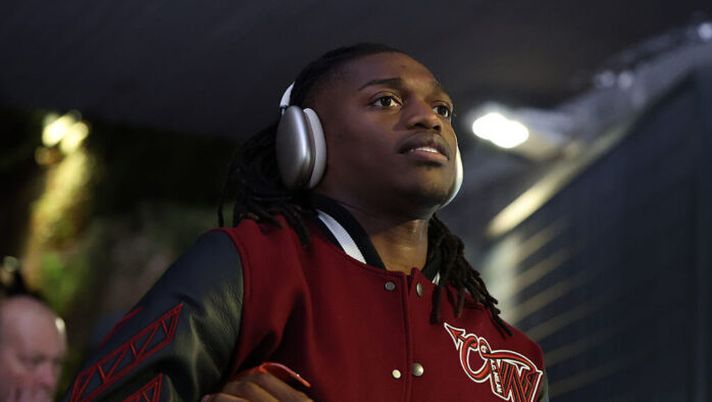 ROME, ITALY - MARCH 15: Rafael Leao of AC Milan arrives before the Serie A match between SS Lazio and AC Milan at Stadio Olimpico on March 15, 2026 in Rome, Italy. (Photo by Claudio Villa/AC Milan via Getty Images) BREAKING – Milan, buone notizie per Leao: l’esito degli esami e i tempi di recupero - immagine 1