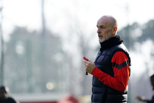 CAIRATE, ITALY - FEBRUARY 21: Head Coach of AC Milan Stefano Pioli attends an AC Milan Training Session at Milanello on February 21, 2023 in Cairate, Italy. (Photo by Pier Marco Tacca/AC Milan via Getty Images) Milan Pioli