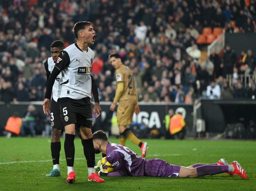 Enzo Barrenechea, calciatore del Valencia, in prestito dall'Aston Villa (Foto di David Ramos/Getty Images) ESCLUSIVA Valencia, dal baratro al sogno Europa: il miracolo di Corberán- immagine 6
