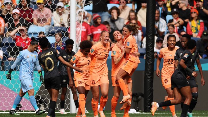 SYDNEY, AUSTRALIA - AUGUST 06: Jill Roord (C) of Netherlands celebrates with teammates after scoring her team's first goal during the FIFA Women's World Cup Australia & New Zealand 2023 Round of 16 match between Netherlands and South Africa at Sydney Football Stadium on August 06, 2023 in Sydney, Australia. (Photo by Cameron Spencer/Getty Images) Mondiali femminili, Olanda ok: pratica Sudafrica risolta con un gol per tempo - immagine 1