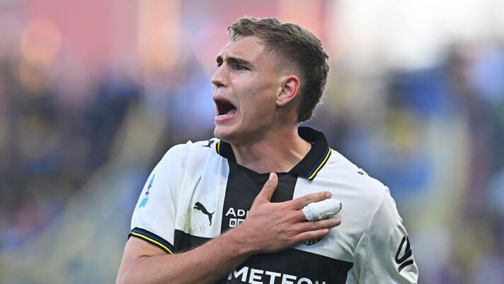 PARMA, ITALY - FEBRUARY 15: Mateo Pellegrino of Parma Calcio celebrates after scoring his team second goal during the Serie A match between Parma Calcio 1913 and Hellas Verona FC at Stadio Ennio Tardini on February 15, 2026 in Parma, Italy. (Photo by Alessandro Sabattini/Getty Images) Pellegrino: “Rinnovo? Sto molto bene qua, sento il supporto della gente. Gol? È il lavoro dell’attaccante” - immagine 1