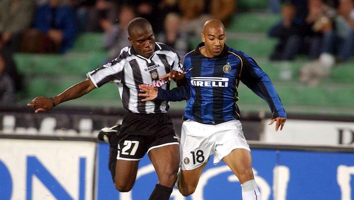 14 Oct 2001: Samuel Caballero of Udinese and Stephane Dalmat of Inter Milan in action during the Serie A 7th Round League match between Udinese and Inter Milan, played at the Friuli Stadium Udine Italy .DIGITAL IMAGE. Mandatory Credit: Grazia Neri/ALLSPORT Dalmat avvisa l’Inter: “La stanchezza è un rischio, ma più forti del Milan” - immagine 1
