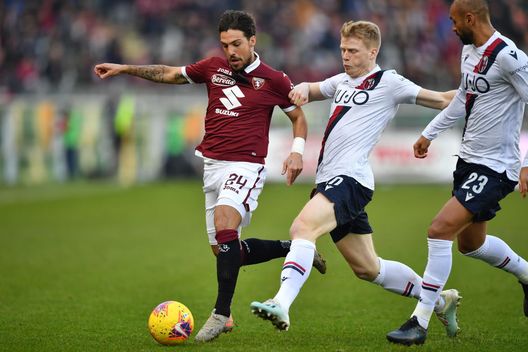 TURIN, ITALY - JANUARY 12: Simone Verdi (L) of Torino FC is challenged by Jerdy Schouten of Bologna FC during the Serie A match between Torino FC and Bologna FC at Stadio Olimpico di Torino on January 12, 2020 in Turin, Italy. (Photo by Valerio Pennicino/Getty Images)