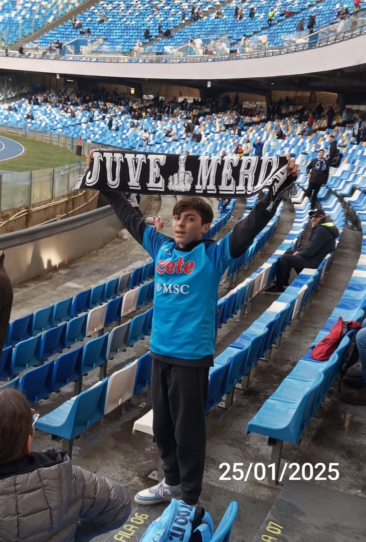 GALLERY Tutto pronto per Napoli-Juventus, tifosi in delirio fuori al Maradona - immagine 3