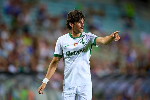 Il centravanti durante una partita.(Photo by Fran Santiago/Getty Images) Trincão e il record delle 70 partite di fila: lo Sporting spera nel recupero- immagine 3