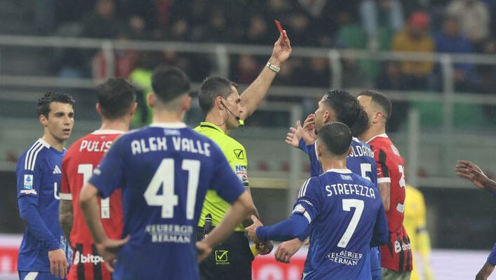 MILAN, ITALY - MARCH 15: Red card for Dele Alli of Como during the Serie match between Milan and Como at Stadio Giuseppe Meazza on March 15, 2025 in Milan, Italy. (Photo by Claudio Villa/AC Milan via Getty Images) Gazzetta risparmia Alli: “Non infieriamo col 4, ci limitiamo al 5 in pagella perché…” - immagine 1