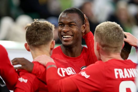 WOLFSBURG, GERMANY - MARCH 05: Evan Ndicka of Eintracht Frankfurt celebrates with teammates after scoring the team's second goal during the Bundesliga match between VfL Wolfsburg and Eintracht Frankfurt at Volkswagen Arena on March 05, 2023 in Wolfsburg, Germany. (Photo by Cathrin Mueller/Getty Images) Roma, ecco N’Dicka: poco social, tanti gol e una famiglia numerosa- immagine 2