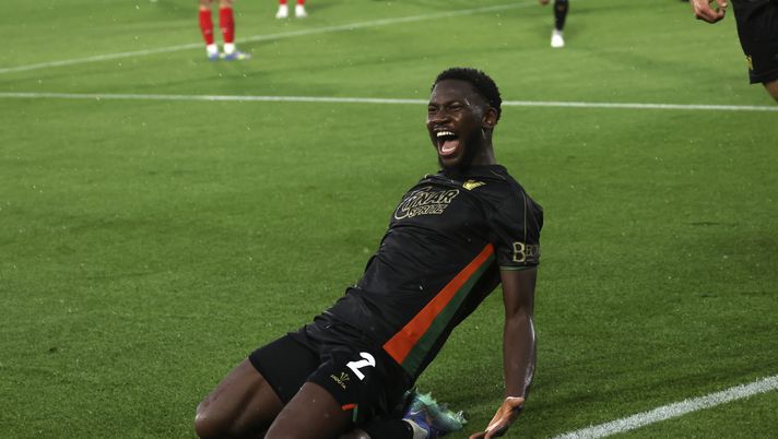 VENICE, ITALY - MAY 12: Fali Cande of Venezia celebrates after scoring his team's opening goal during the Serie A match between Venezia and Fiorentina at Stadio Pier Luigi Penzo on May 12, 2025 in Venice, Italy. (Photo by Maurizio Lagana/Getty Images) Candé in Venezia-Fiorentina